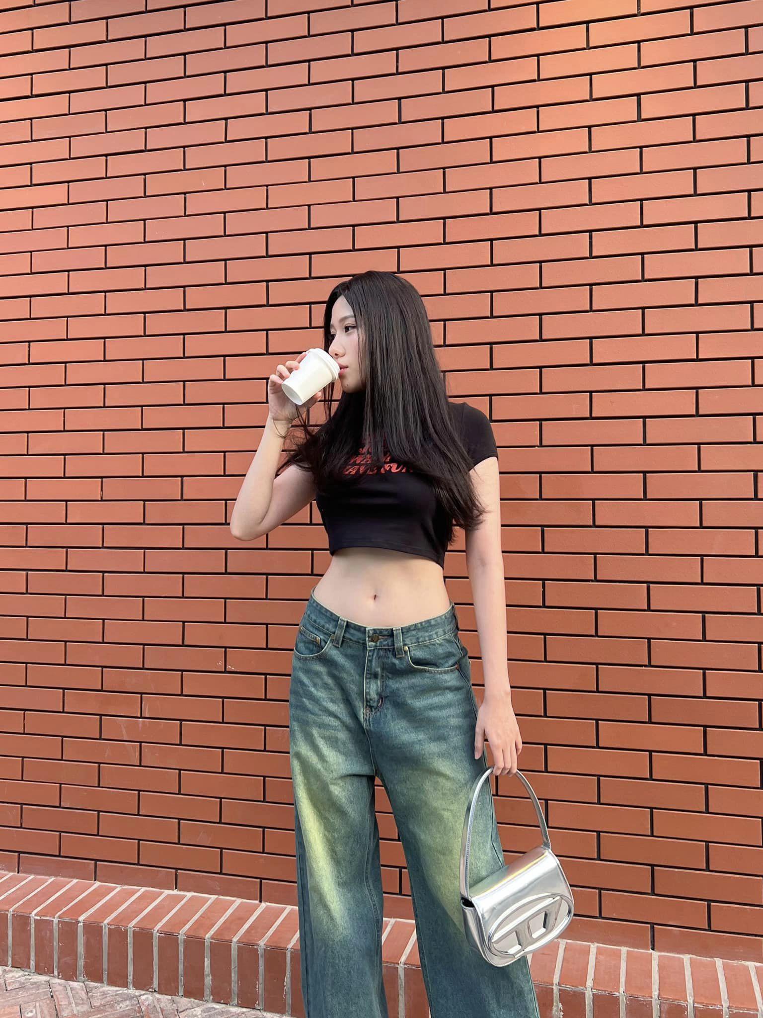 Uyển Ân diện croptop phối cùng quần jeans, khoe vẻ cá tính, năng động.