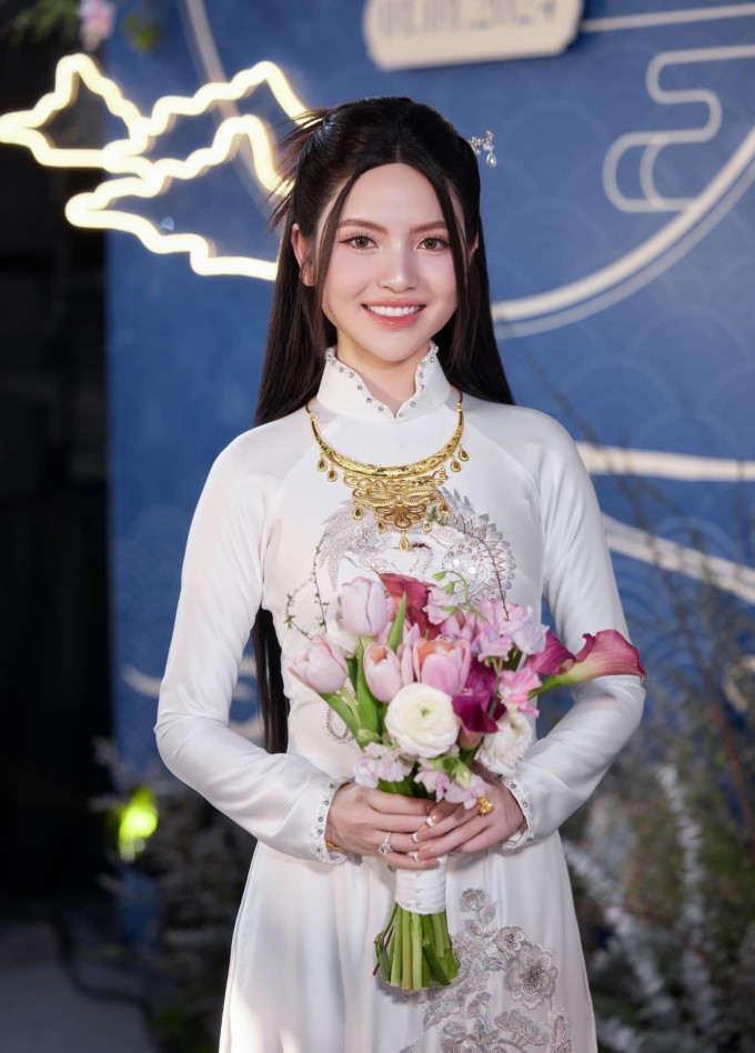 Vợ Quang Hải gây chú ý với gương mặt như "búp bê sống" đi thử áo cưới - 3