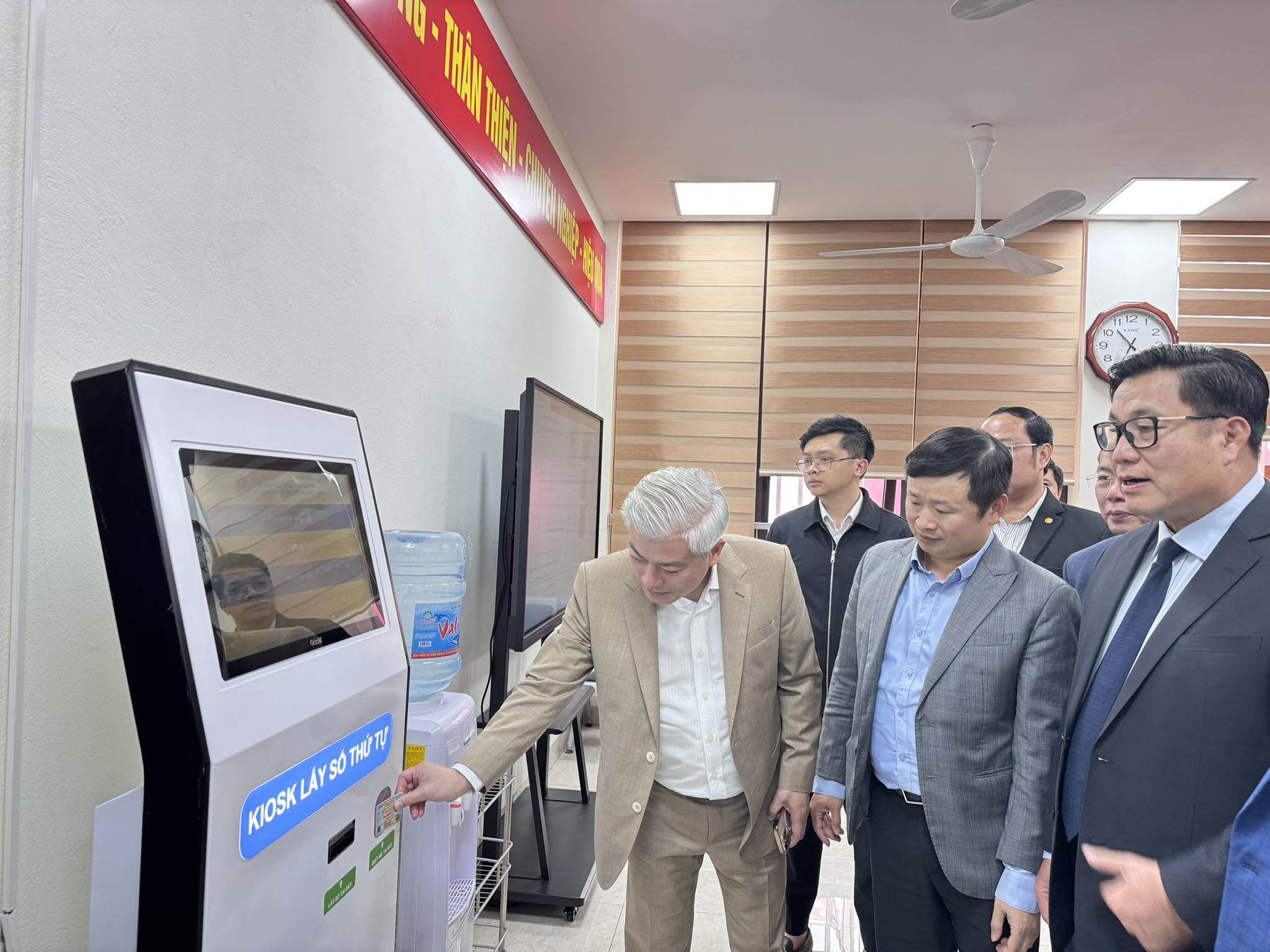 Máy in lấy số thứ tự được tích hợp với phần mềm tại bộ phận một cửa giúp người dân thuận tiện đến làm việc