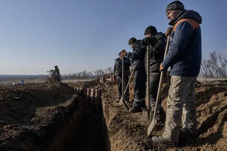 Hình ảnh Ukraine xây dựng tuyến phòng thủ ở Kharkiv vào ngày 12/3/2024.
