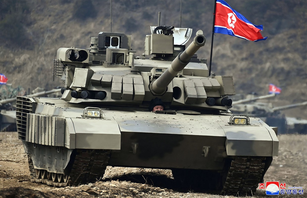 Ông Kim Jong Un lái xe tăng (ảnh: KCNA)