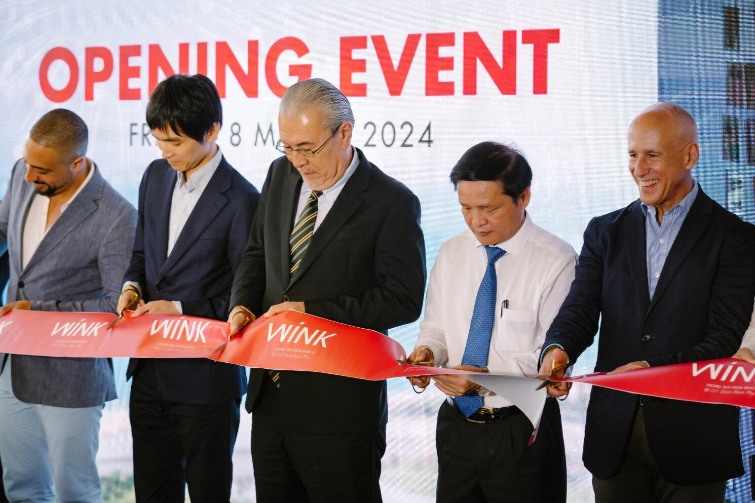 Nghi thức cắt băng khánh thành Wink Hotel Tuy Hoa Beach.