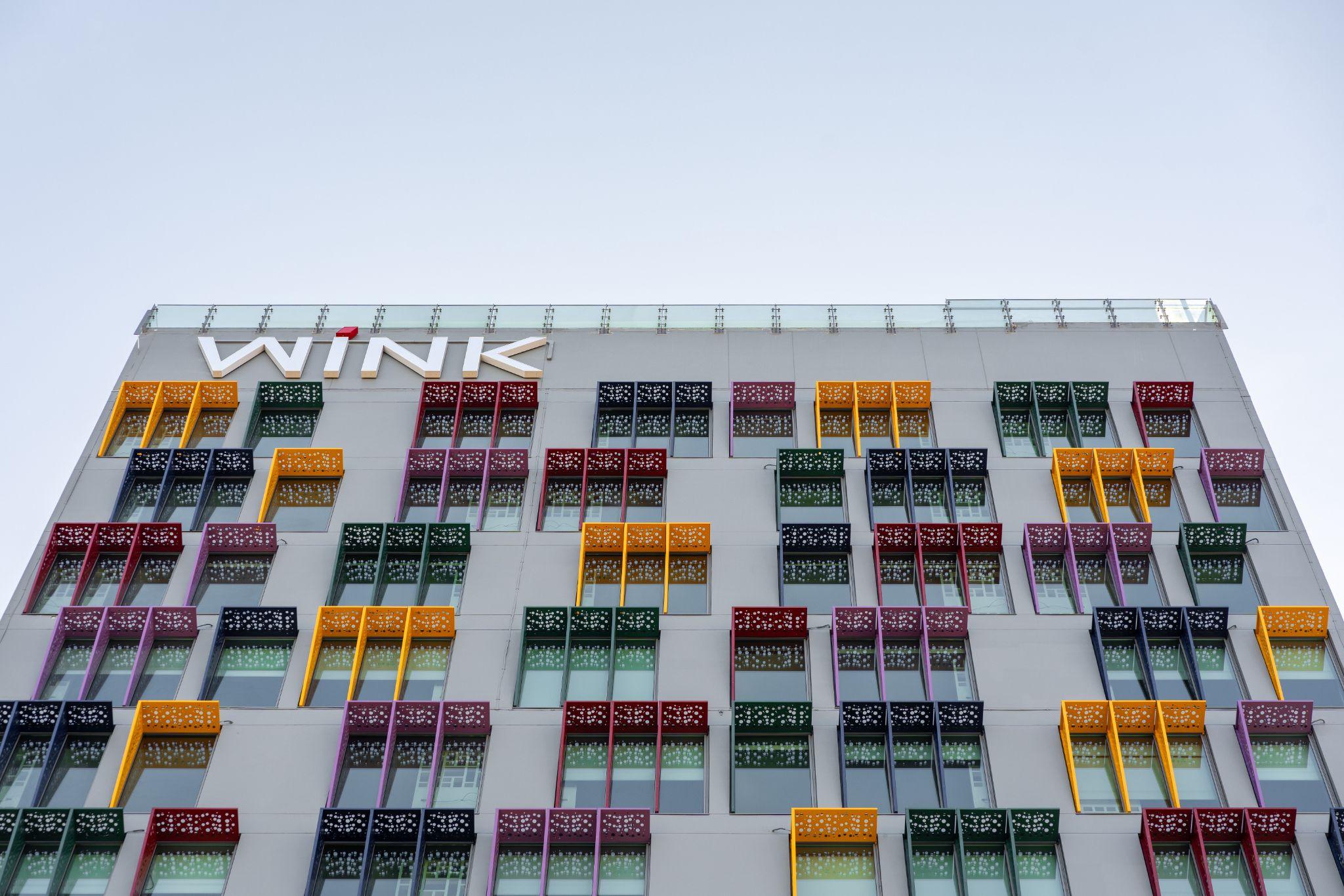 Thiết kế thân thiện với môi trường và giảm thiểu sức nóng từ cửa kính.