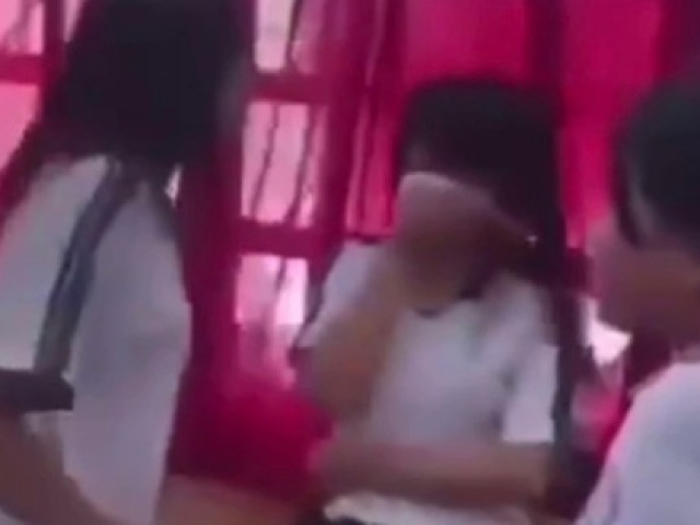 Giáo dục - du học - Nữ sinh lớp 6 đánh bạn dã man ngay lớp học vì hỏng son môi