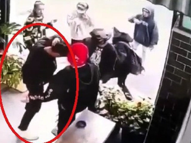 Pháp luật - Vừa ra khỏi quán cà phê, thanh niên 18 tuổi bị đâm tử vong