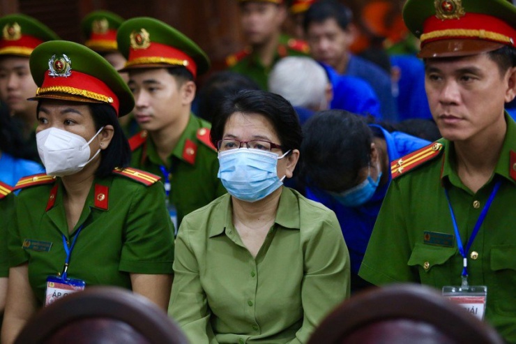 Bị cáo Nguyễn Văn Hưng và bị cáo Đỗ Thị Nhàn đổ lỗi cho nhau tại phiên tòa. Ảnh: HOÀNG GIANG