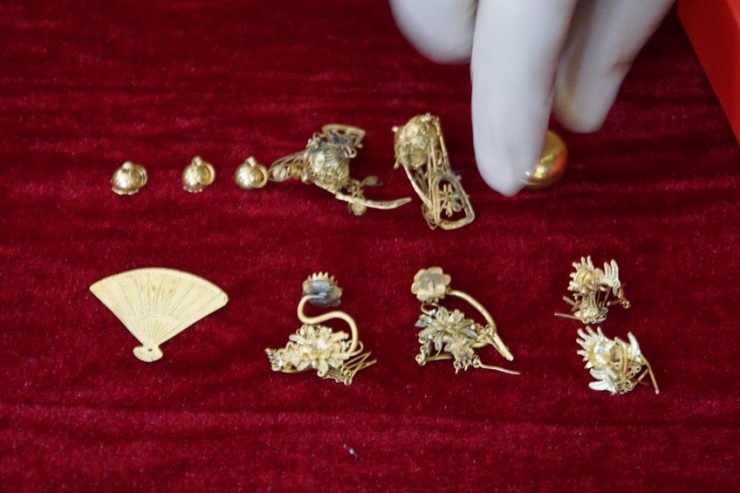 Bộ hiện vật bằng vàng cung tiến nữ tướng Lê Chân. Ảnh: Ngọc Sơn