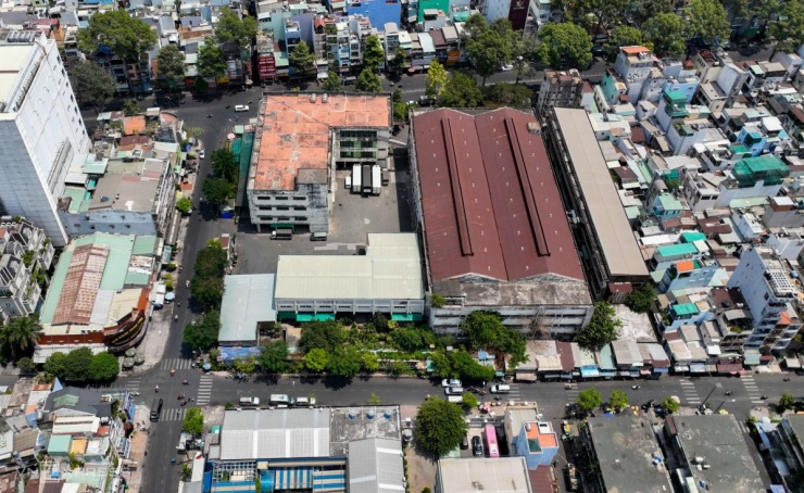 Năm 2021, UBND TP HCM ra quyết định thu hồi khu đất "vàng" rộng gần 11.000 m2 tại góc đường Lê Hồng Phong - Vĩnh Viễn - Trần Nhân Tôn và giao chính quyền quận 10 xây trường THCS.