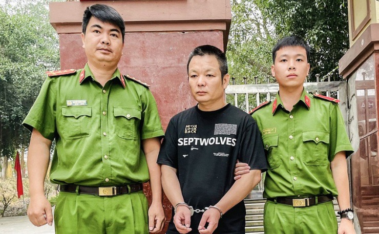 Công an tỉnh Phú Yên bắt tạm giam Huang LinZhong ngay cổng trại giam hôm 8-3. Ảnh: MT