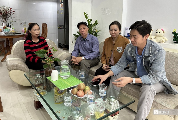 Anh&nbsp;Phạm Văn Thành - Máy trưởng tàu True Confidence, cùng người thân tại nhà riêng ở phường Đằng Lâm, quận Hải An, Tp.Hải Phòng, sáng 15/3 (Ảnh: Thái Phan).