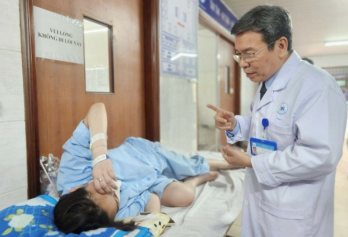 PGS.TS.BS Nguyễn Bách thăm khám cho một bệnh nhân trẻ tại Khoa Thận Nhân tạo, Bệnh viện Thống Nhất, ngày 14/3. Ảnh: L.P