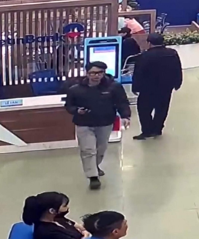 Đối tượng Nguyễn Hoài Nam vào ngân hàng tìm kiếm "con mồi" được camera an ninh ghi lại.