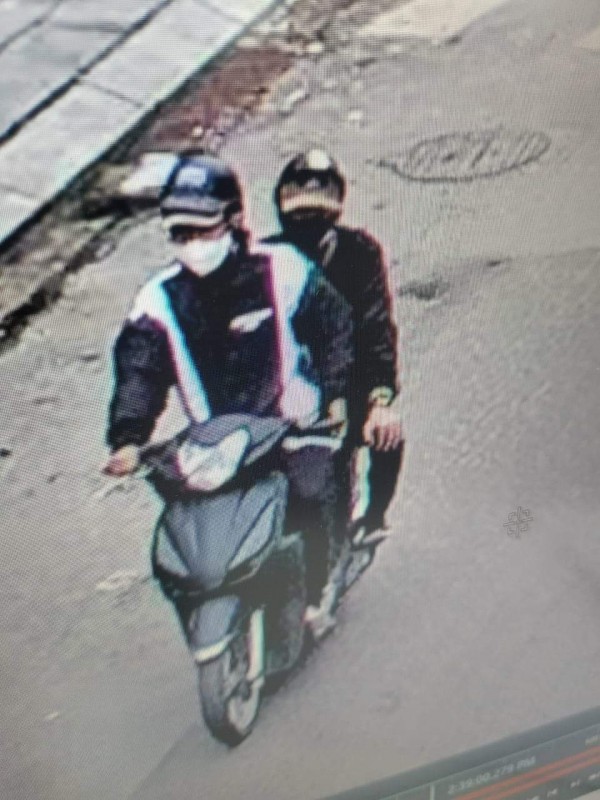 Hình ảnh 2 đối tượng Dương Đức Luân chở Nguyễn Văn Hùng cướp giật 1 tỷ đồng của chị Phan Thi T.