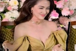 Thời trang - "Người đàn bà đẹp nhất Philippines" quyến rũ nồng nàn với váy xẻ sâu