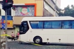 Tin tức trong ngày - Xe máy va chạm khủng khiếp với xe khách, đôi nam nữ tử vong