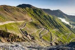 Media - Đường đèo cao nhất Châu Âu gây choáng váng với 48 khúc cua nguy hiểm bậc nhất thế giới