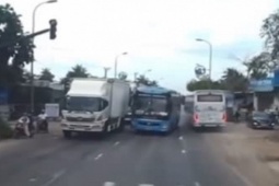 Tin tức trong ngày - Clip: Không chịu "xếp hàng" gặp tài xế cứng rắn, xe khách bị ô tô ép dồn dập
