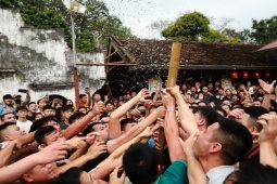 Tin tức trong ngày - Trai làng giành giật, hỗn chiến vì… khúc tre 5 đốt "may mắn"