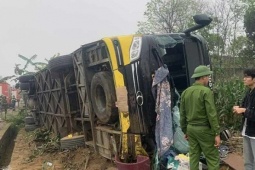 Tin tức trong ngày - Xe khách lật, hơn 10 người bị thương