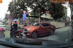 Ô tô - Clip: Ô tô bán tải gây tai nạn liên hoàn, náo loạn đường phố Hà Nội