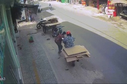 Xe máy - Xe đạp - Clip: Nhặt tiền bị rơi, người phụ nữ bị xe máy đâm đập đầu xuống đường