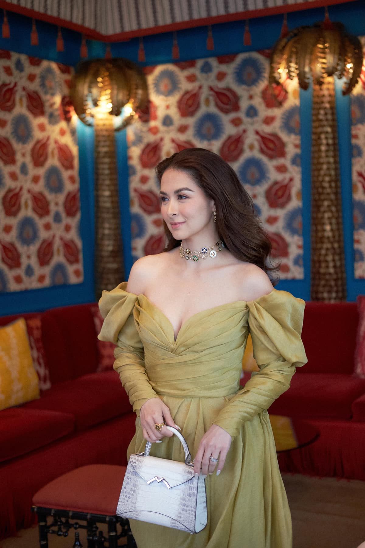 "Người đàn bà đẹp nhất Philippines" quyến rũ nồng nàn với váy xẻ sâu - 5