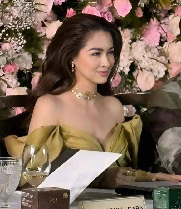 "Người đàn bà đẹp nhất Philippines" quyến rũ nồng nàn với váy xẻ sâu - 1