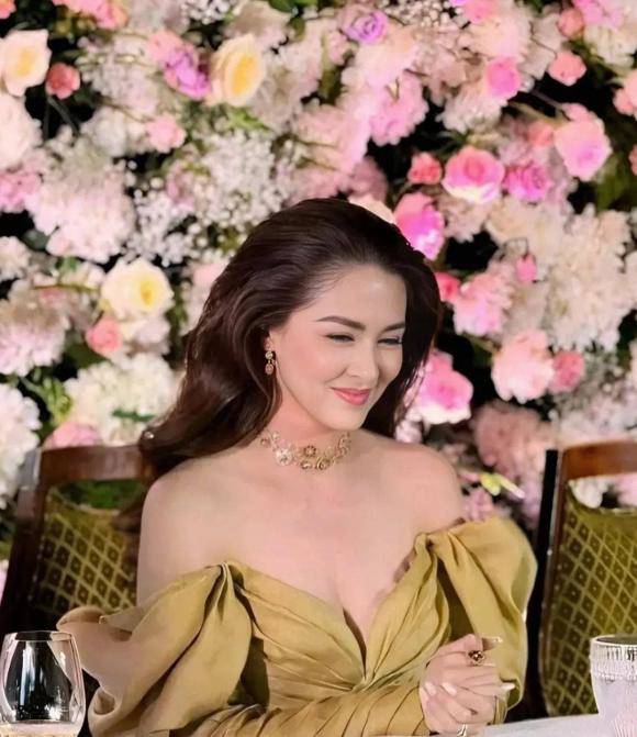 "Người đàn bà đẹp nhất Philippines" quyến rũ nồng nàn với váy xẻ sâu - 2