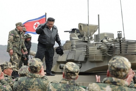 Ông Kim Jong Un tự lái xe tăng