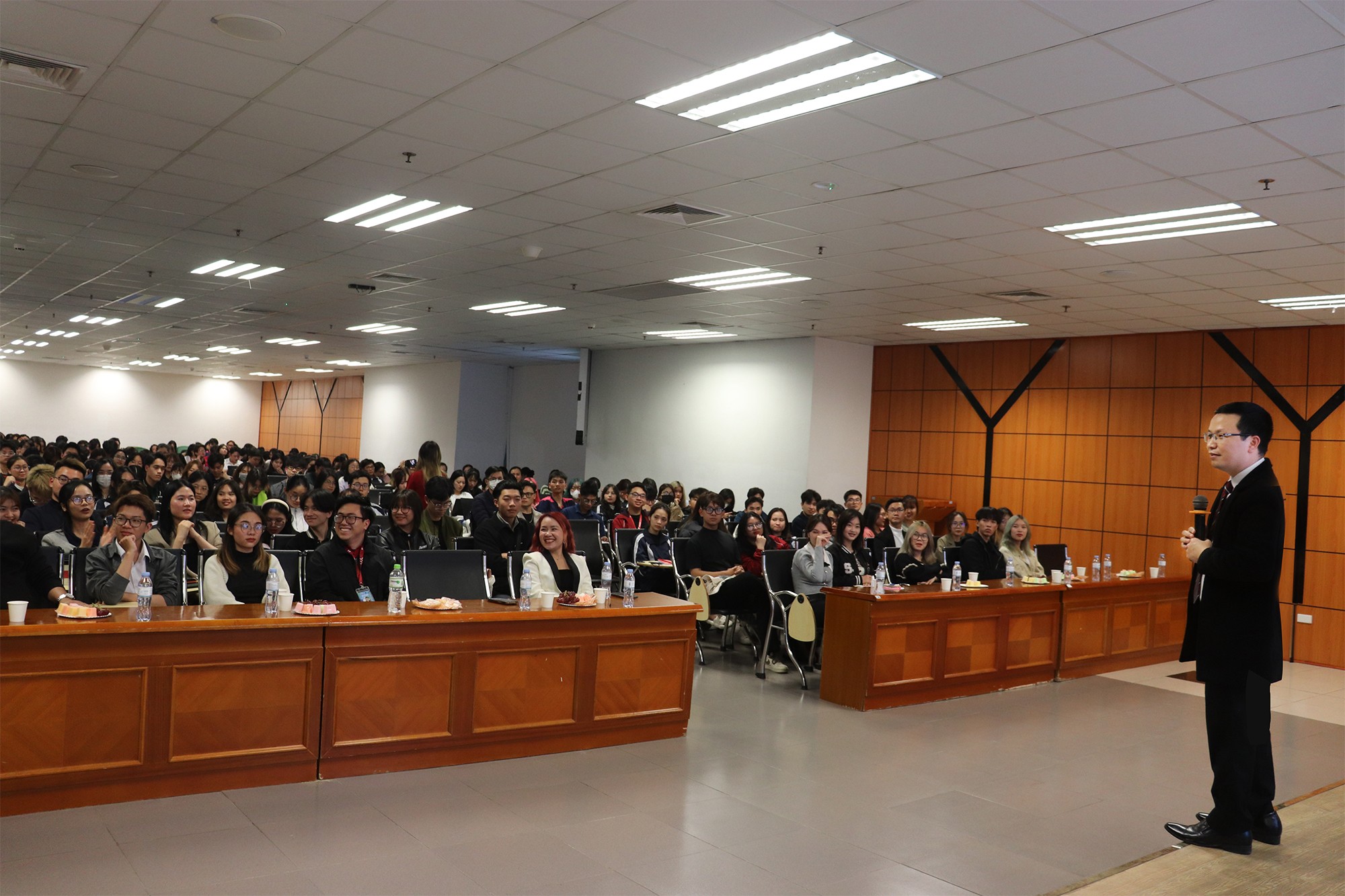 Bằng vốn kinh nghiệm dày dặn, CEO Tony Vũ của Job3s.vn giúp các bạn sinh viên giải đáp các câu hỏi về kinh nghiệm ứng tuyển vào các tập đoàn lớn để làm việc