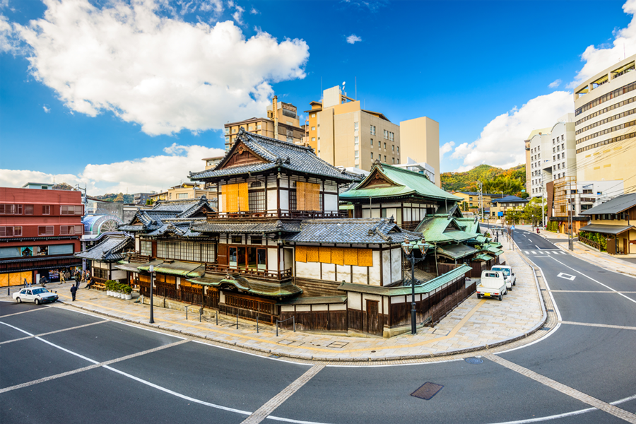 Dōgo Onsen là một trong những suối nước nóng lâu đời và nổi tiếng nhất Nhật Bản