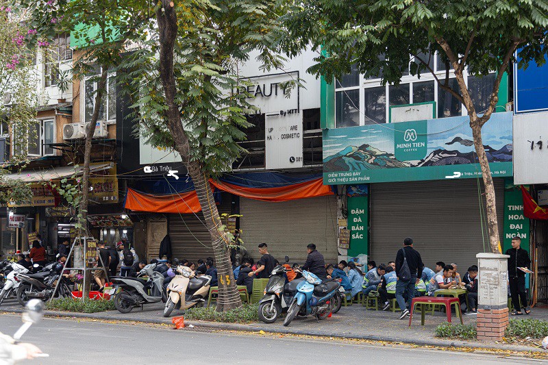 Tận dụng vỉa hè trước những cửa hàng chưa có khách thuê, một số người mở hàng ăn, bãi giữ xe…