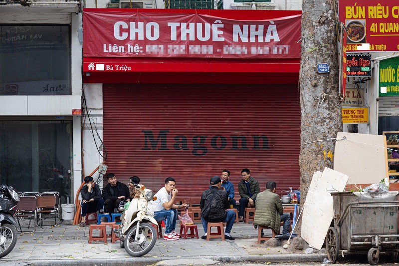 Một số người tận dụng khoảng trống trước cửa hàng chưa có người thuê để bán trà đá.