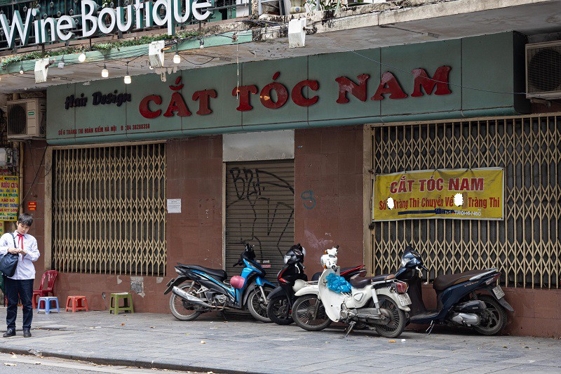 “Kinh tế khó khăn từ năm ngoái, người tiêu dùng thắt chặt chi tiêu hoặc chuyển sang mua bán online nên nhu cầu thuê mặt bằng mở cửa hàng ngày càng thấp”, anh Nam nói.