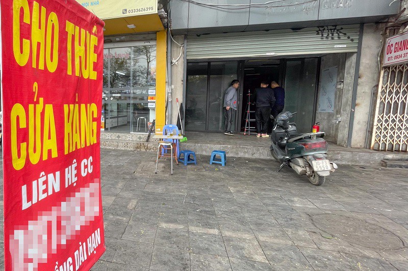 Một cửa hàng đang sửa sang lại mặt bằng chờ khách đến thuê.