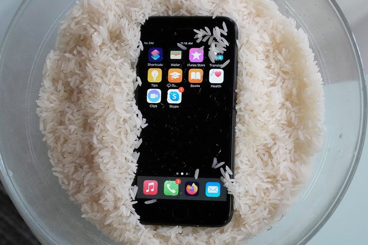 Việc bỏ điện thoại bị ướt vào gạo là sai lầm.
