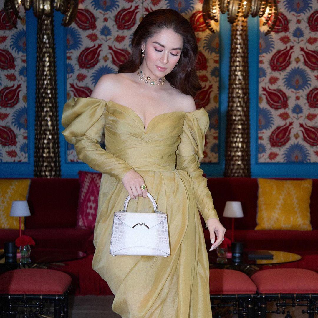 "Người đàn bà đẹp nhất Philippines" quyến rũ nồng nàn với váy xẻ sâu - 4