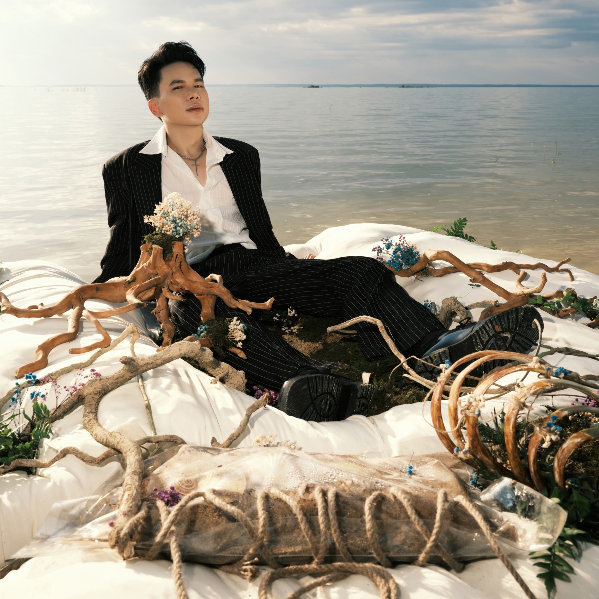 Ở MV Trào Dâng, Hoàng Tôn chọn ý tưởng táo bạo không kém phần lời hát do anh sáng tác.