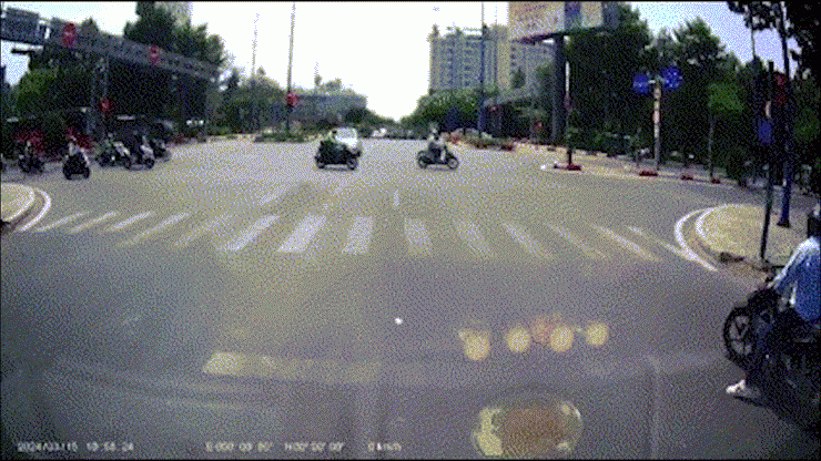 Xôn xao clip ô tô 4 chỗ vượt ẩu khiến xe máy té ngã ở TP Thủ Đức - 1