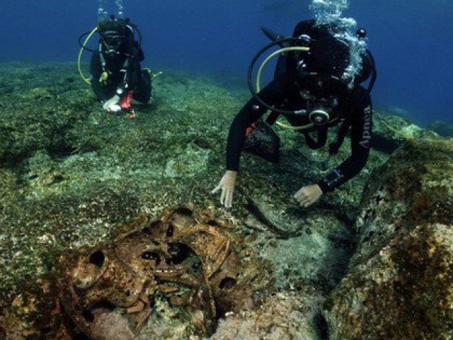 Thế giới - 10 tàu ma bao vây hòn đảo Hy Lạp, xưa nhất 5.000 năm tuổi