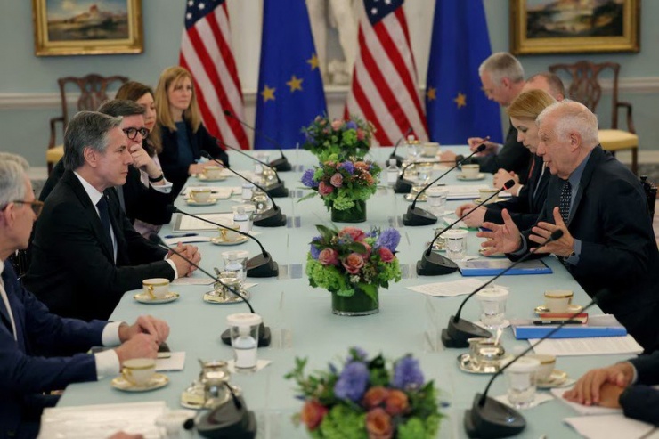 Phái đoàn Mỹ (trái) do Ngoại trưởng Antony Blinken dẫn đầu họp với phái đoàn EU (phải) do Đại diện cấp cao về chính sách an ninh và đối ngoại EU Josep Borrell dẫn đầu, tại thủ đô Washington D.C. (Mỹ) ngày 13-3. Ảnh: REUTERS