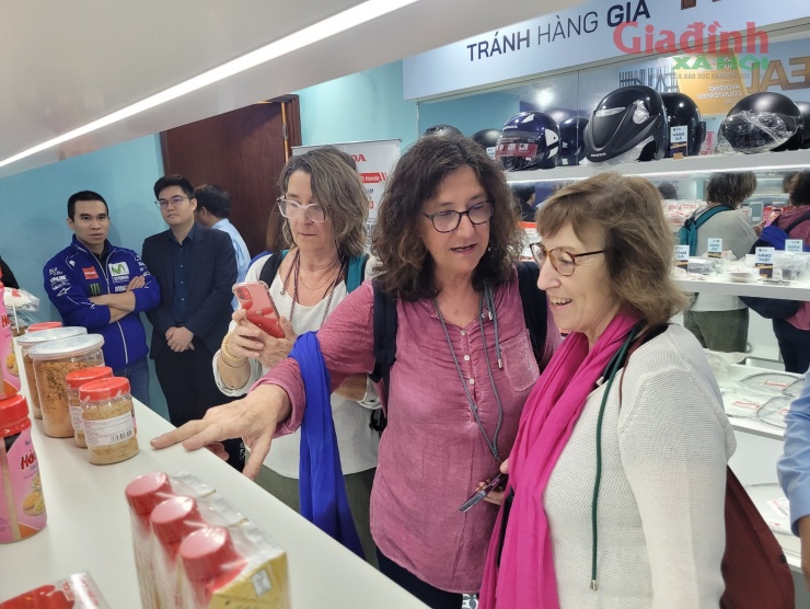 Buổi trưng bày "Nhận diện hàng thật - hàng giả Made in Japan" của Tổng cục QLTT nhận được sự quan tâm của người dân và du khách quốc tế.