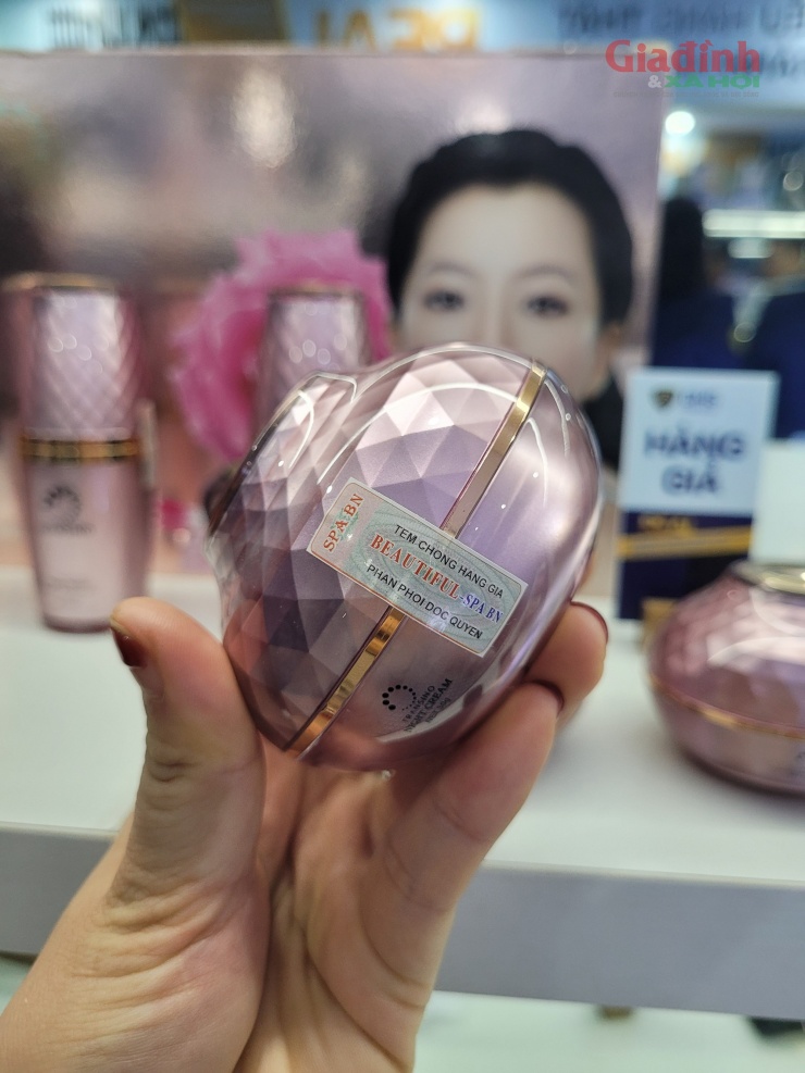 Cận cảnh sản phẩm mỹ phẩm trị nám nhái thương hiệu Transino. Là sản phẩm giả nhưng lại được dán tem "chống hàng giả".