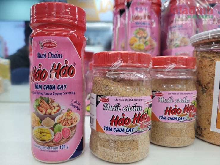 Ngoài hình dáng lọ sản phẩm, màu nền của bao bì và màu chữ khác nhau, sản phẩm giả (phải) còn được bao bởi tem từ đơn vị Acecook.