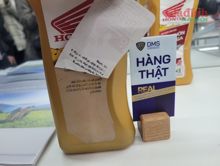 Với sản phẩm chính hãng, người tiêu dùng có thể bóc tem từ góc trái bên dưới kéo ngược lên trên để đọc được thông tin sản phẩm in dấu dưới bao bì.