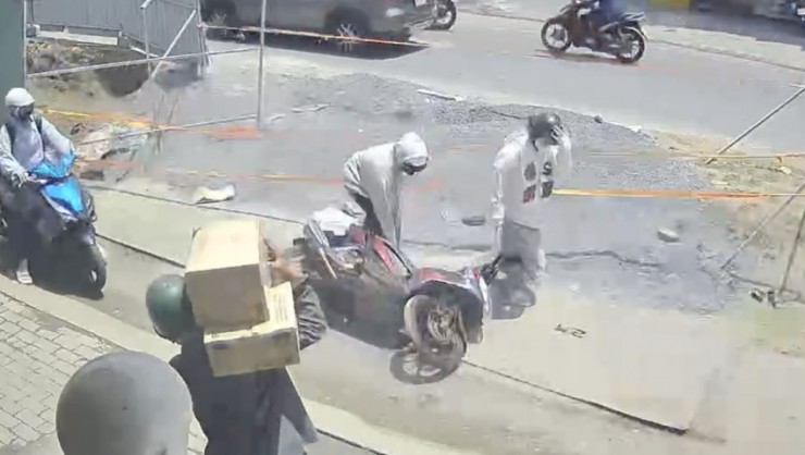 Hiện nay chủ đầu tư đã nắm được thông tin, yêu cầu nhà thầu nhanh chóng khắc phục để đảm bảo đi lại cho người dân.