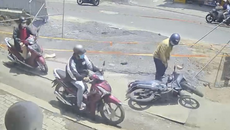 Các phương tiện đi lại khó khăn trên đường Võ Văn Ngân.