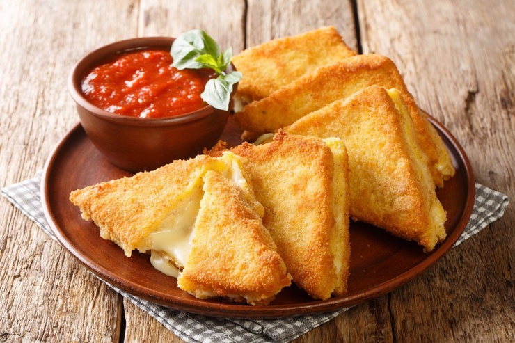 Mozzarella in carrozza là món sandwich phô mai béo ngậy nổi tiếng của đất nước hình chiếc ủng. Ảnh: Vittoria Caterina Giachi.