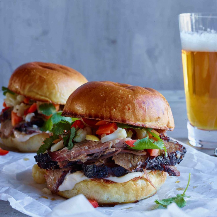 Bánh mì ức bò Texas thưởng thức với một ly bia. Ảnh: Food & Wine.