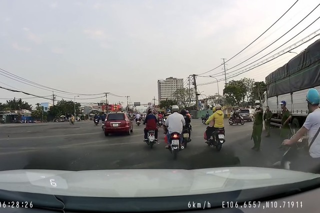 Lực lượng chức năng điều tiết giao thông.